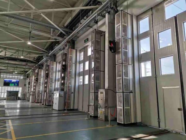 Vertical air curtain industry door